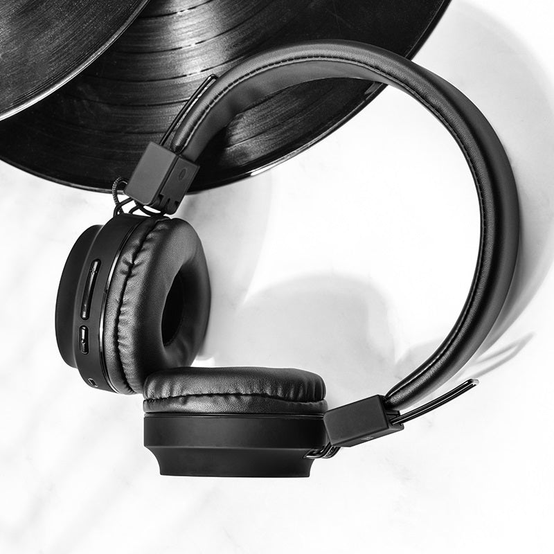 Headphones & earphones